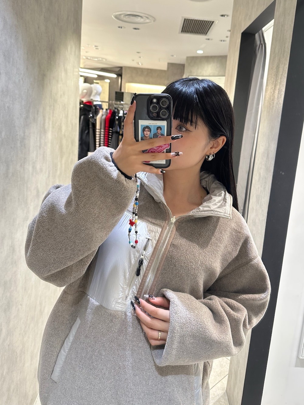 ホワイト系のブルゾン、ホワイト系のその他パンツ、ブラック系のブーツを着用したレディースの秋コーディネートの7枚目の写真