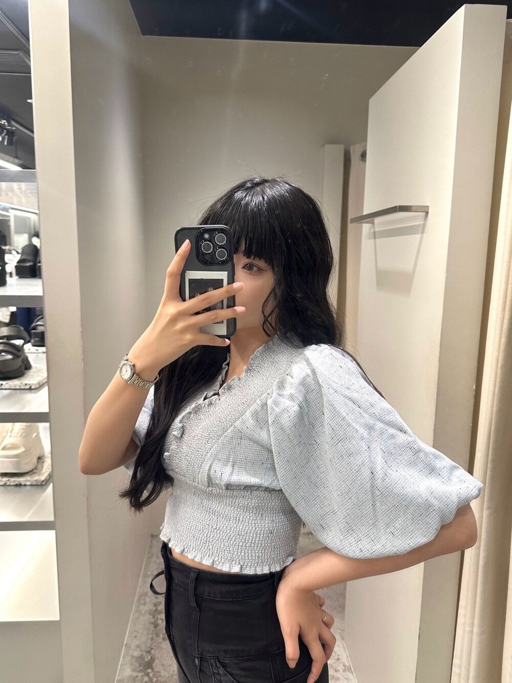 グレー系のTシャツ/カットソー、ブラック系のデニムパンツ、ブラック系のサンダルを着用したレディースの夏コーディネートの6枚目の写真