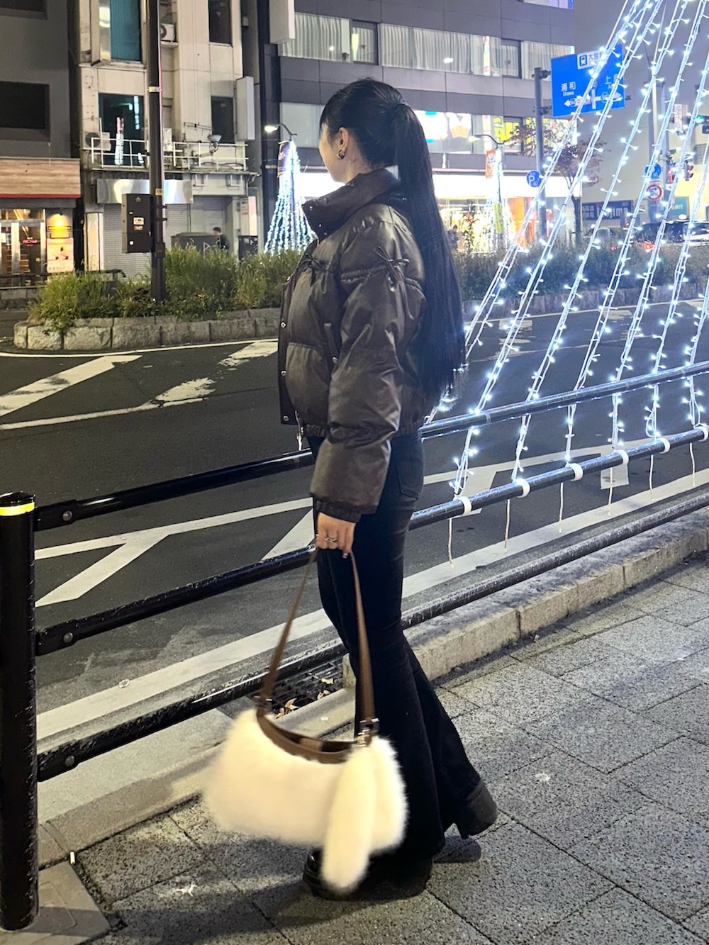 ブラック系のブーツ、ブラック系のデニムパンツ、ピンク系のニット/セーターを着用したレディースの冬コーディネートの2枚目の写真