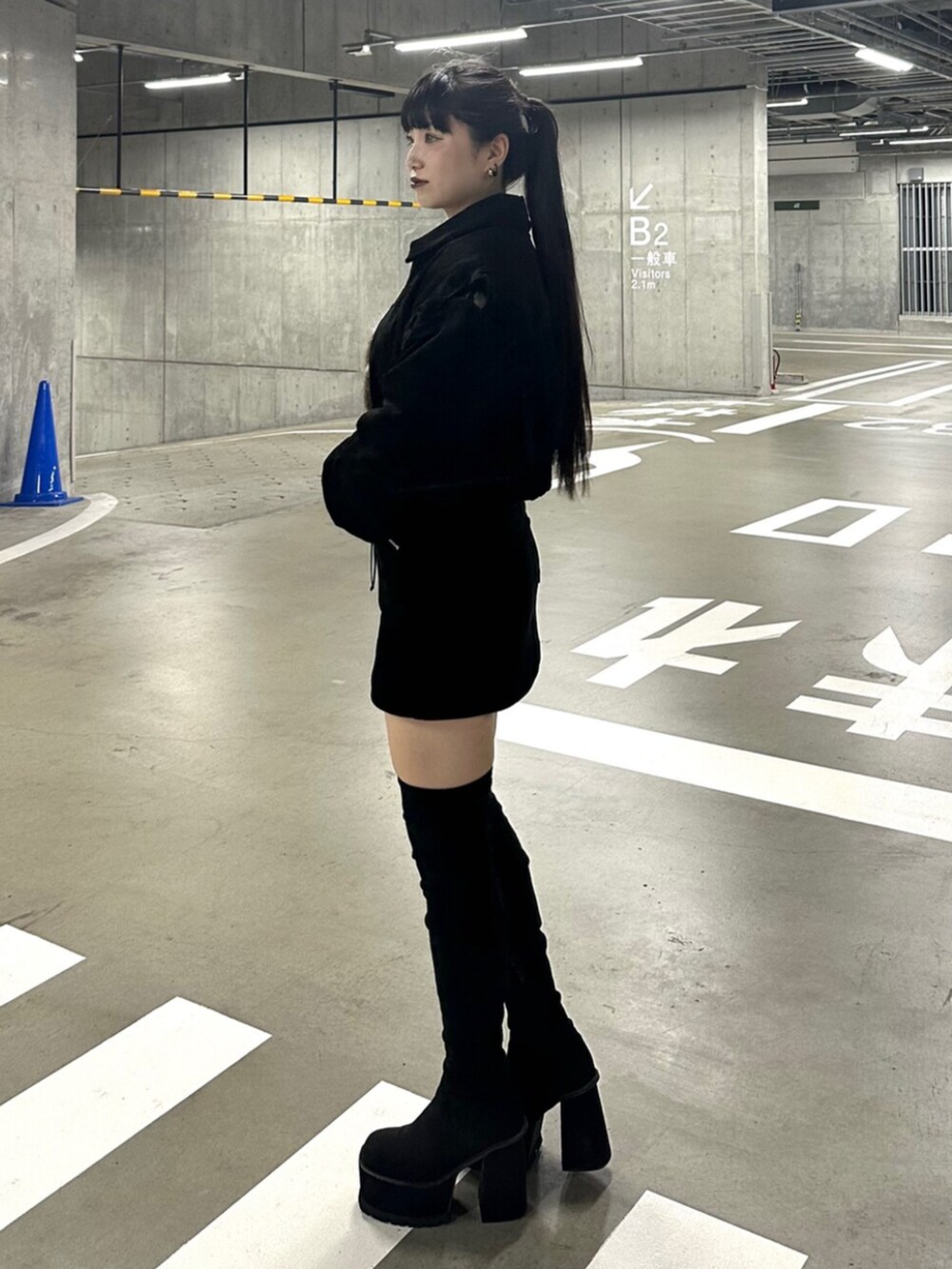 ブラック系のブーツ、ブラック系のスカート、ブラック系のブルゾンを着用したレディースの秋コーディネートの2枚目の写真