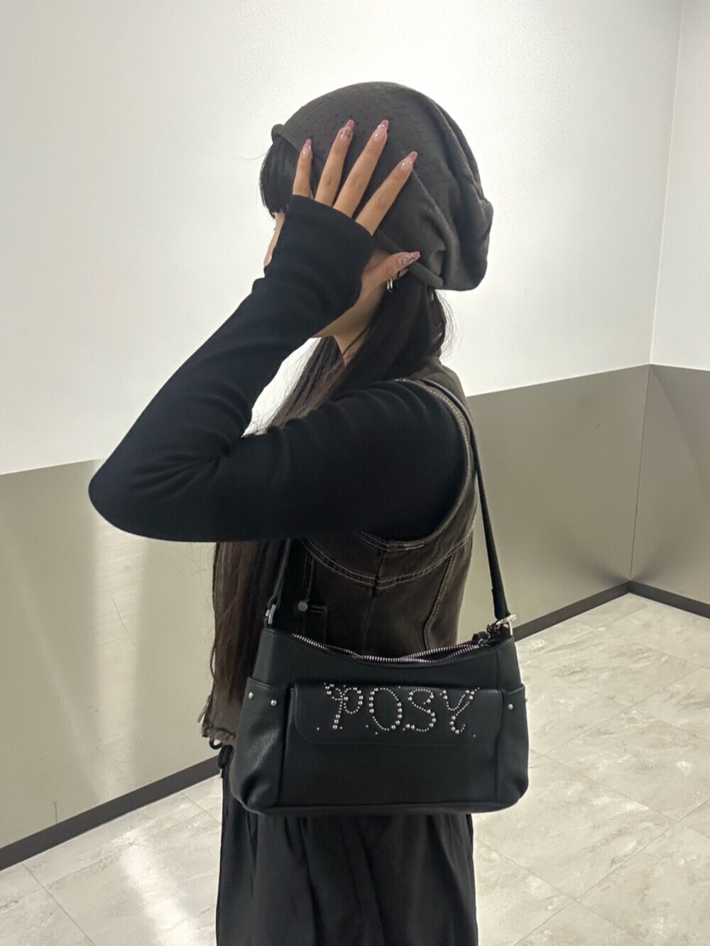 ブラック系のローファー、ブラック系のスカート、ブラック系のTシャツ/カットソーを着用したレディースの春コーディネートの5枚目の写真