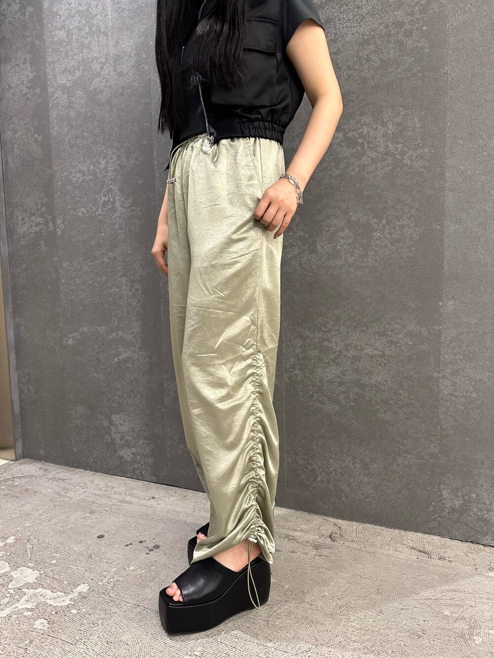 グリーン系のその他パンツ、ブラック系のサンダル、グレー系のTシャツ/カットソーを着用したレディースの春コーディネートの5枚目の写真