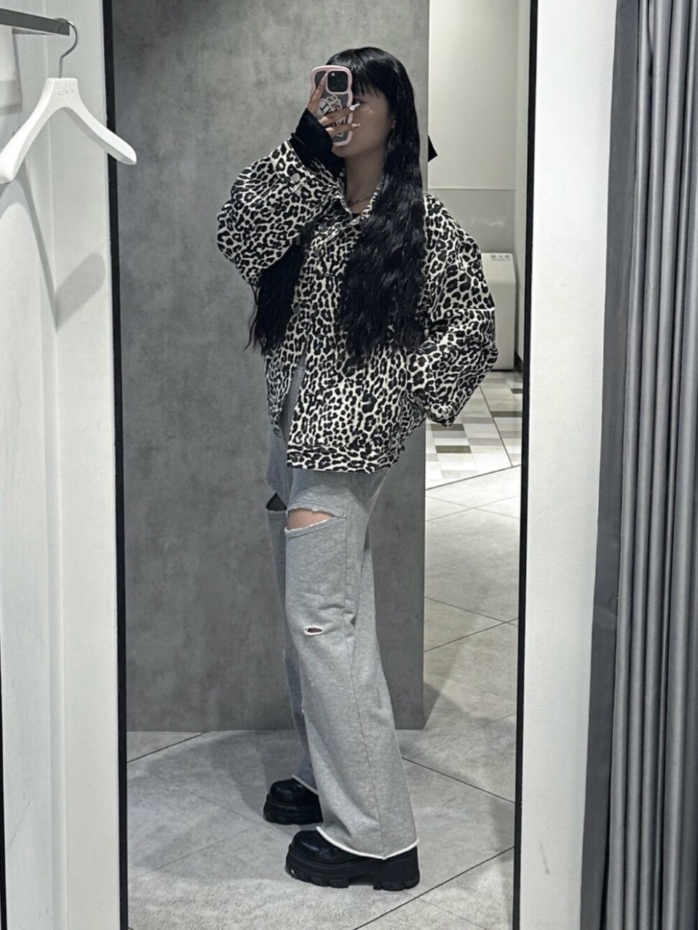 ブラック系のブーツ、グレー系のスウェットパンツ、ブラック系のTシャツ/カットソーを着用したレディースの秋コーディネートの2枚目の写真