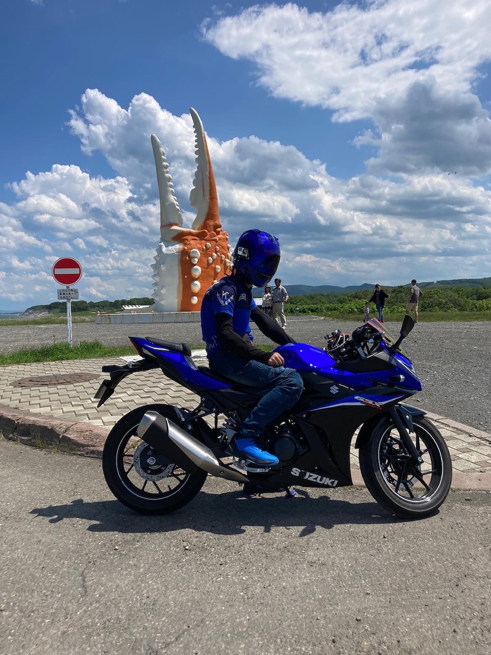 ブラック系のその他トップス、ブルー系のデニムパンツ、ブルー系のTシャツ/カットソーを着用したメンズの秋コーディネートの2枚目の写真