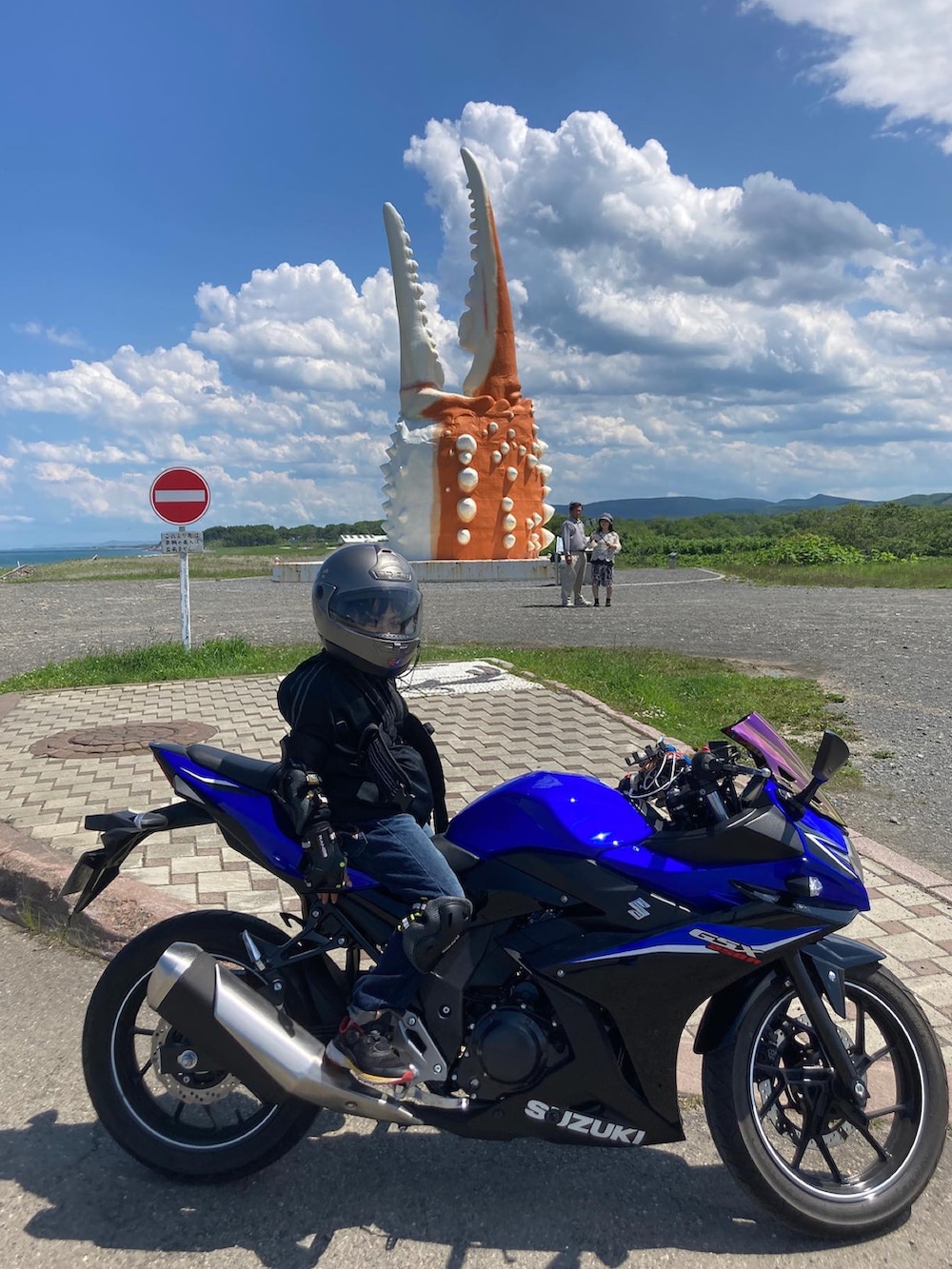 ブラック系のその他トップス、ブルー系のデニムパンツ、ブルー系のTシャツ/カットソーを着用したメンズの秋コーディネートの3枚目の写真