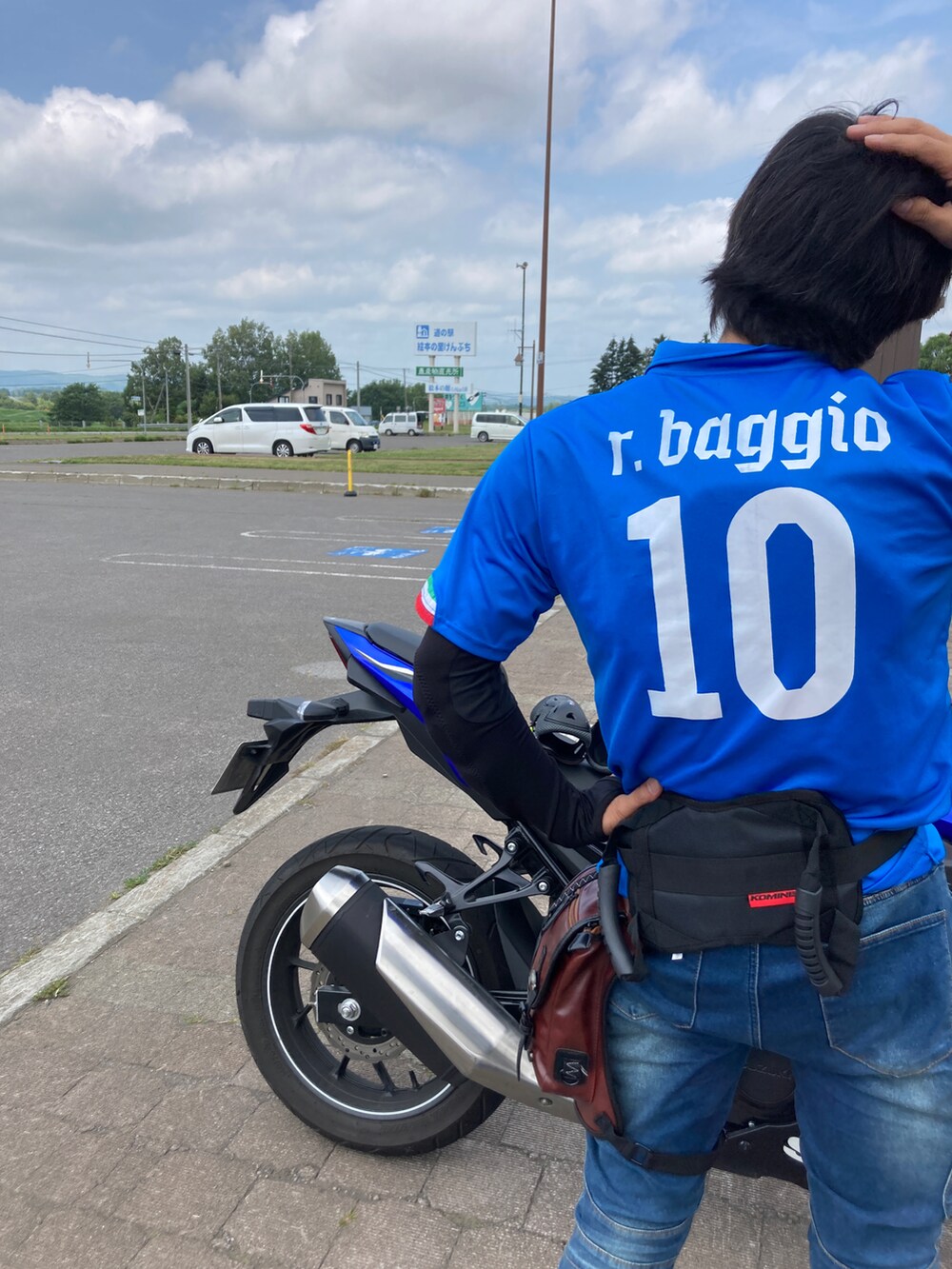 ブルー系のTシャツ/カットソー、ブラック系のその他トップス、ブルー系のスニーカーを着用したメンズの秋コーディネートの2枚目の写真