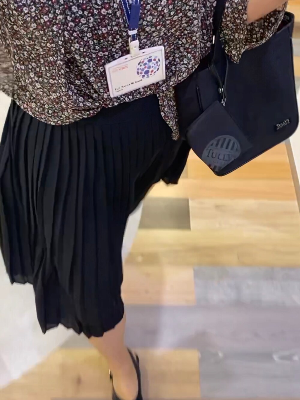 ブラウン系のシャツ/ブラウス、ブラック系のスカートを着用したレディースの夏コーディネートの2枚目の写真