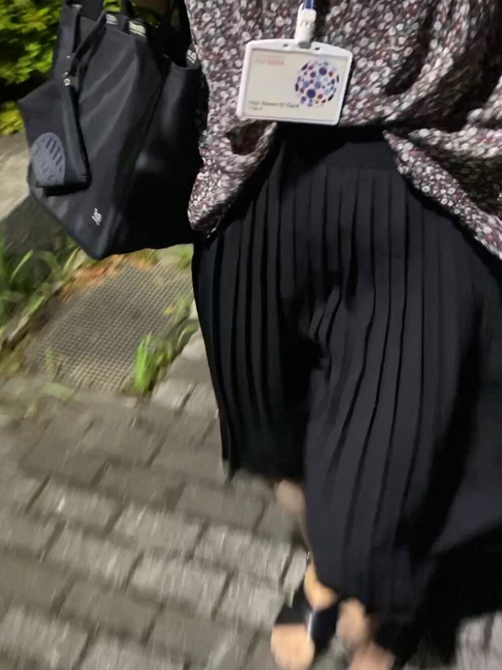 ブラウン系のシャツ/ブラウス、ブラック系のスカートを着用したレディースの夏コーディネートの5枚目の写真