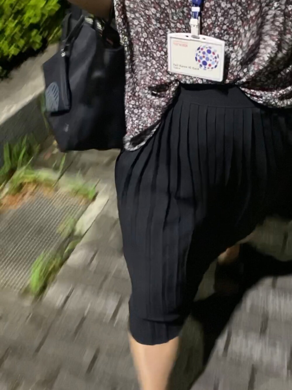 ブラウン系のシャツ/ブラウス、ブラック系のスカートを着用したレディースの夏コーディネートの4枚目の写真