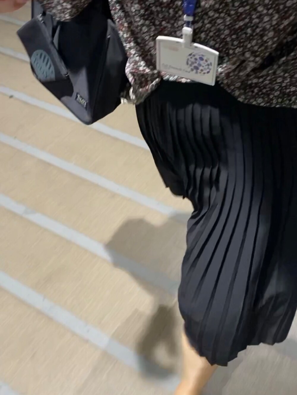 ブラウン系のシャツ/ブラウス、ブラック系のスカートを着用したレディースの夏コーディネートの3枚目の写真