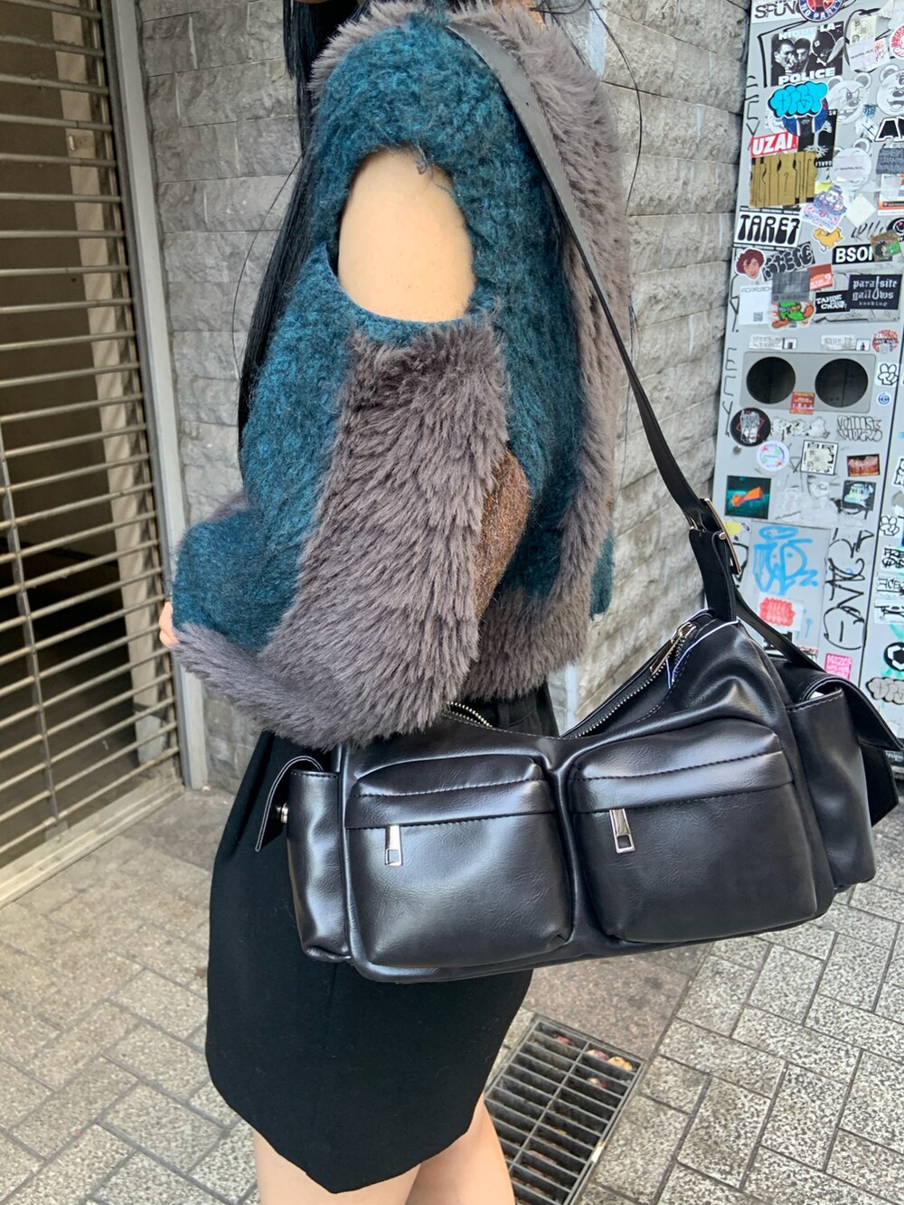 ブラウン系のニット/セーター、ブラック系のショルダーバッグ、ブラック系のその他パンツを着用したレディースの冬コーディネートの6枚目の写真