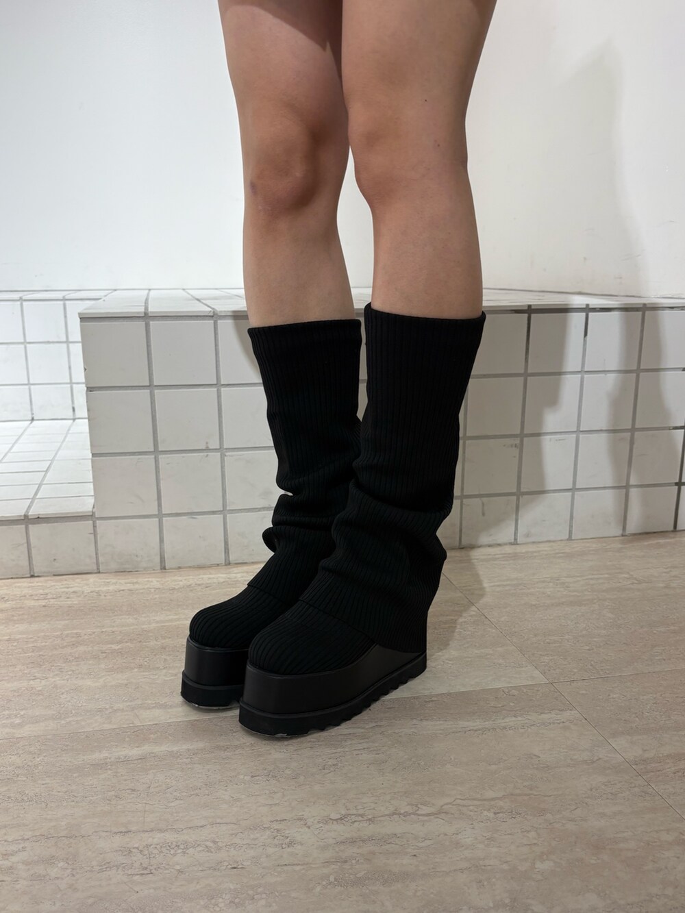 グレー系のシャツ/ブラウス、グレー系のスカート、ブラック系のブーツを着用したレディースの春コーディネートの5枚目の写真