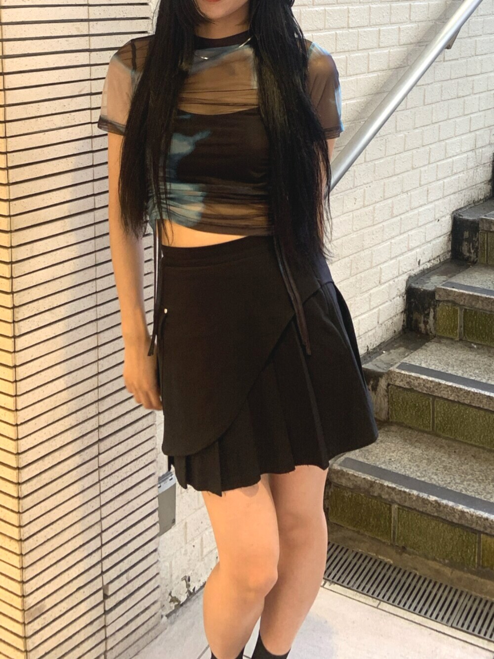 ブラック系のサンダル、その他のTシャツ/カットソー、ブラック系のスカートを着用したレディースの夏コーディネートの6枚目の写真