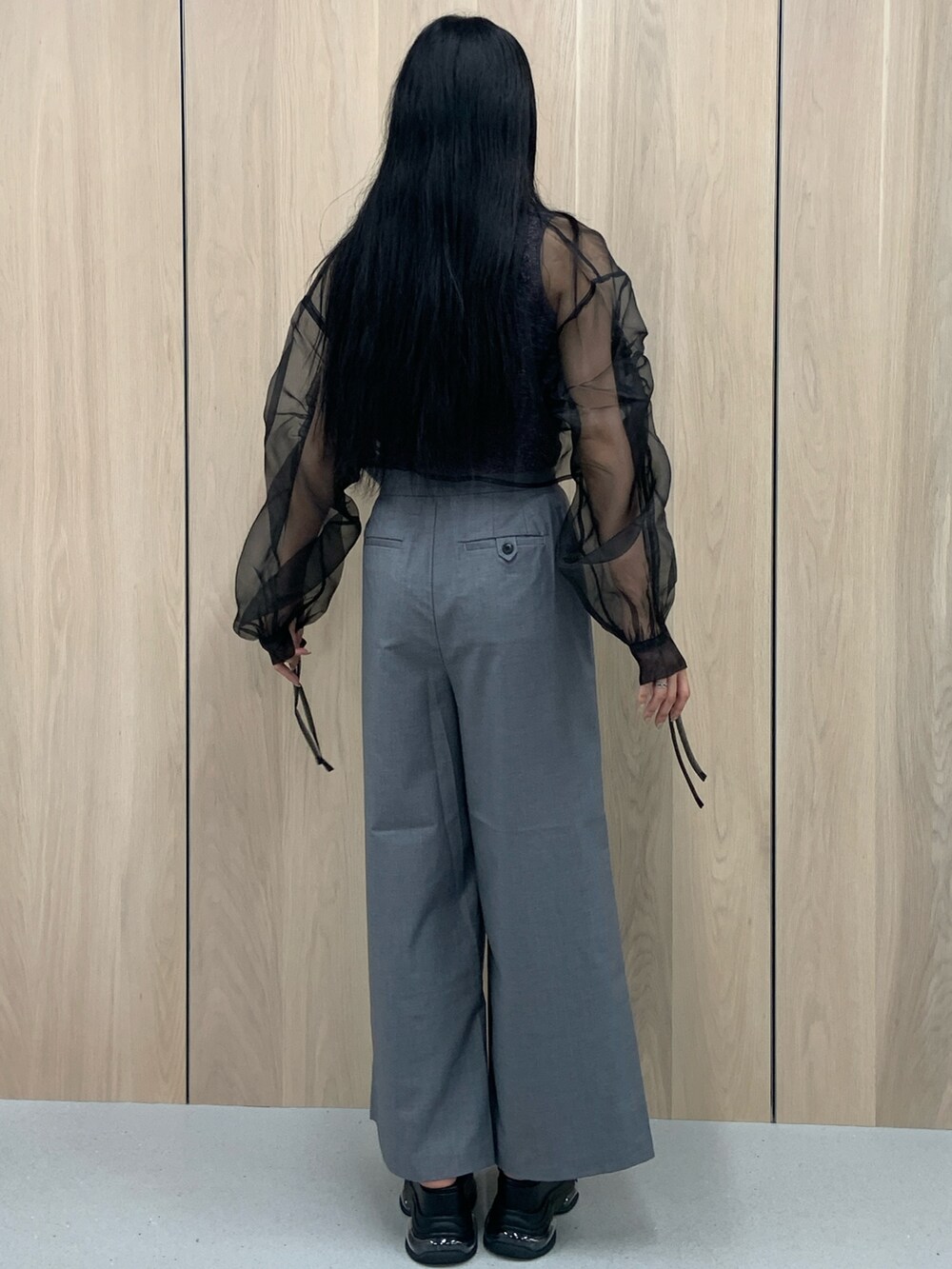 オレンジ系のタンクトップ、ブラック系のシャツ/ブラウス、グレー系のその他パンツを着用したレディースの春コーディネートの4枚目の写真