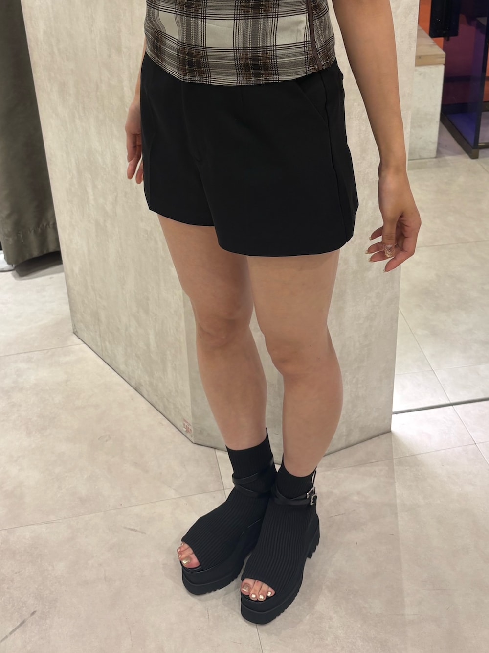 ブラウン系のTシャツ/カットソー、ブラック系のその他パンツ、ブラック系のブーツを着用したレディースの春コーディネートの5枚目の写真