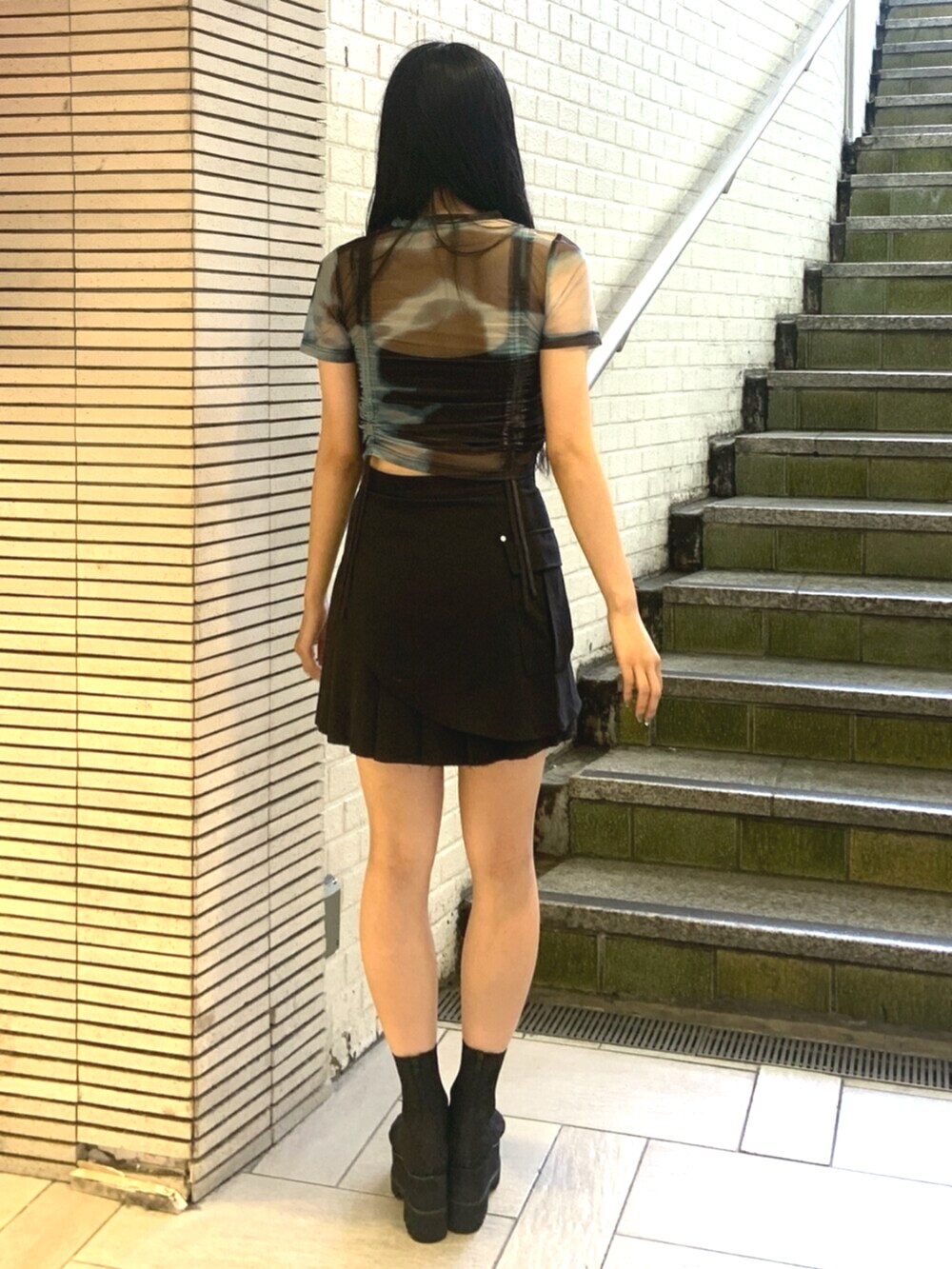 ブラック系のサンダル、その他のTシャツ/カットソー、ブラック系のスカートを着用したレディースの夏コーディネートの4枚目の写真