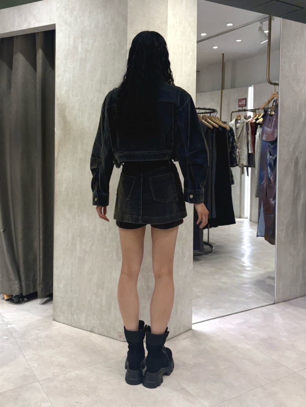 グリーン系のデニムジャケット、グリーン系のデニムスカート、ブラック系のTシャツ/カットソーを着用したレディースの夏コーディネートの3枚目の写真