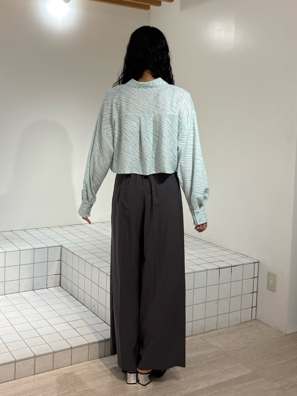 グレー系のスラックス、その他のシャツ/ブラウスを着用したレディースの春コーディネートの3枚目の写真