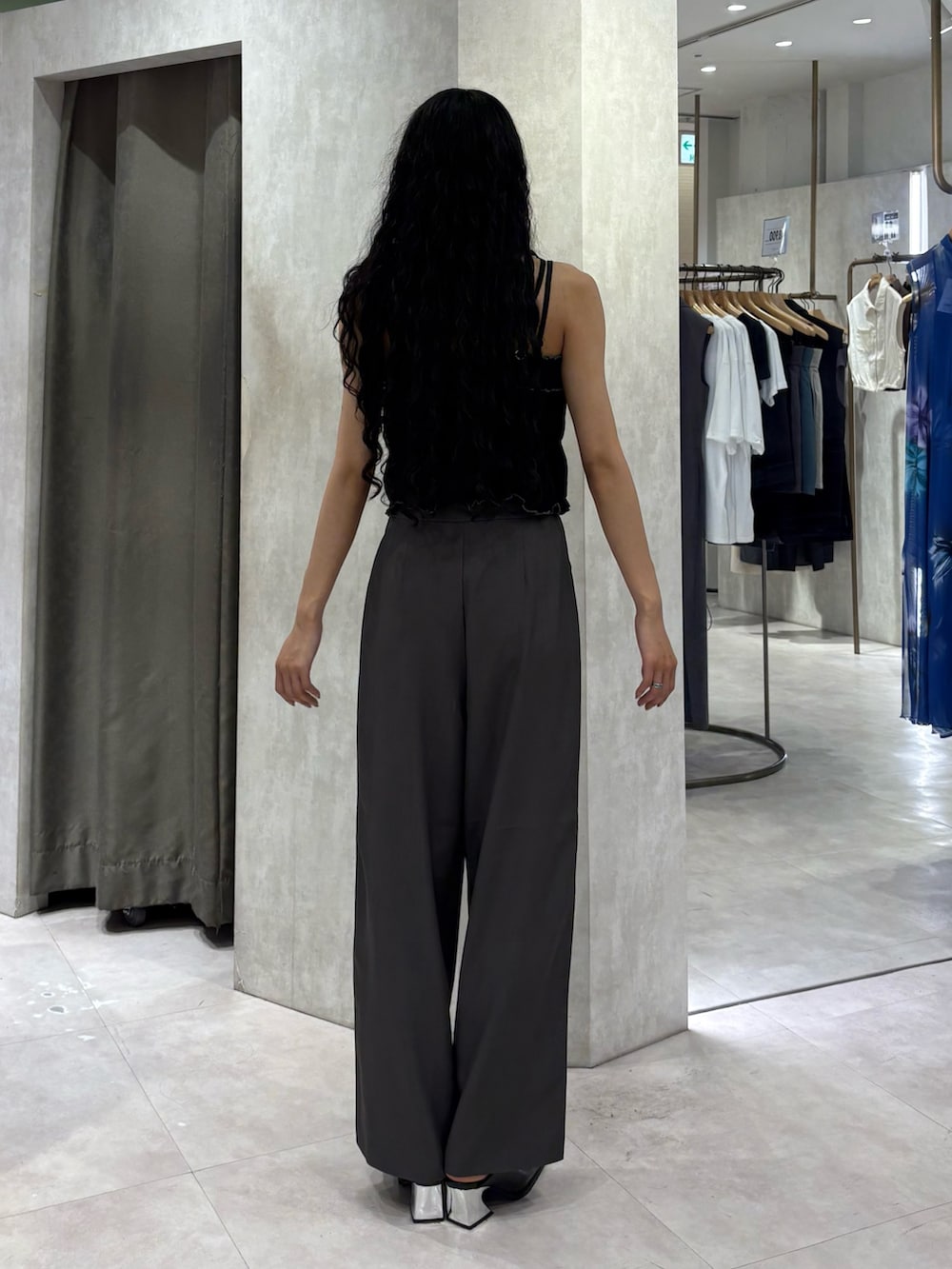 ブラック系のキャミソール、グレー系のその他パンツ、ブラック系のパンプスを着用したレディースの夏コーディネートの3枚目の写真