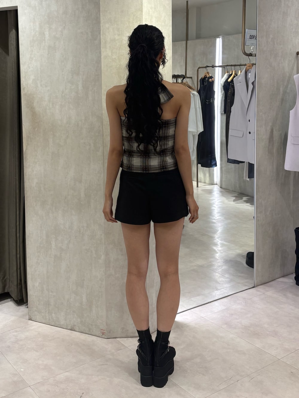 ブラウン系のTシャツ/カットソー、ブラック系のその他パンツ、ブラック系のブーツを着用したレディースの春コーディネートの3枚目の写真