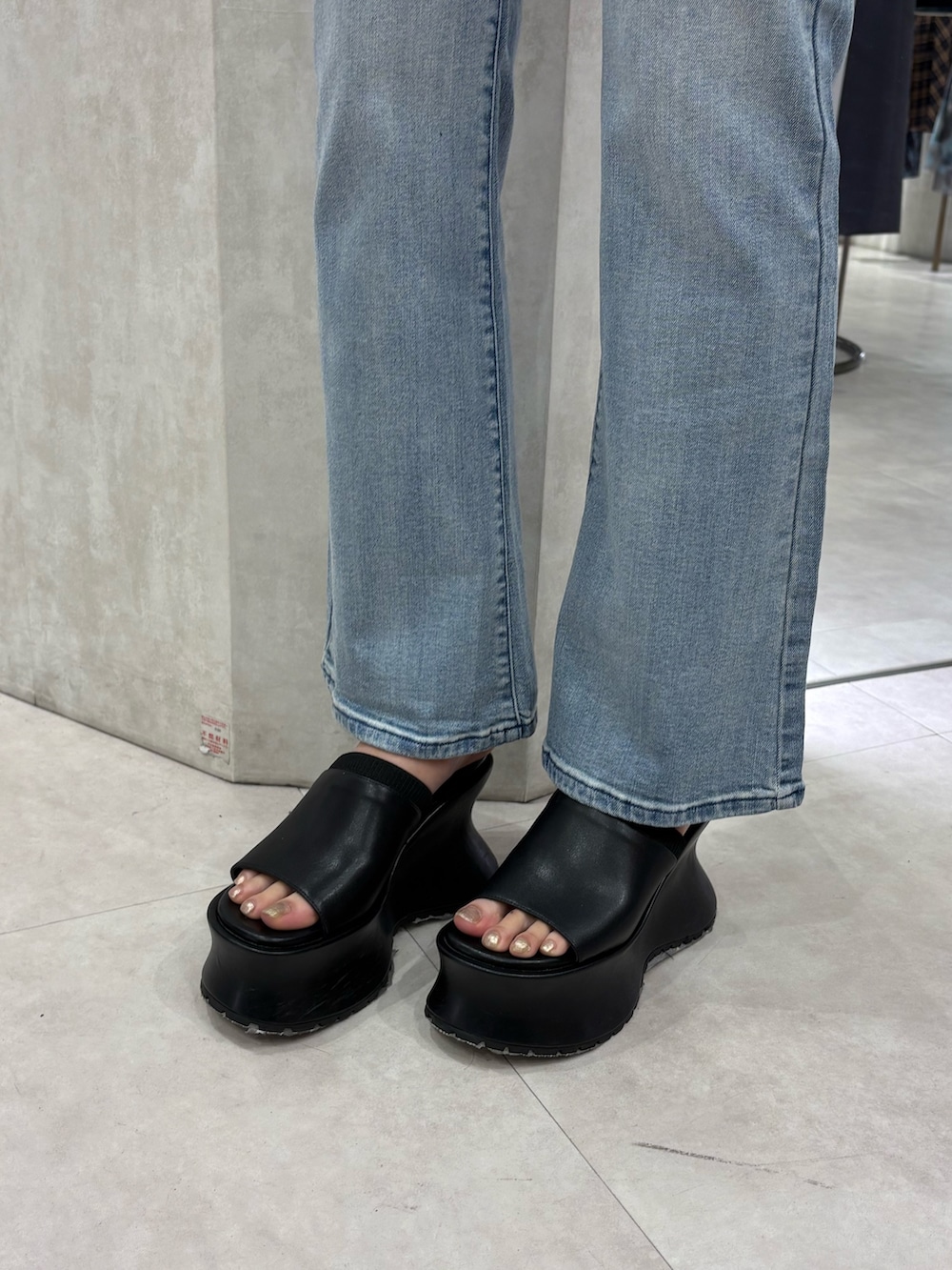 レッド系のシャツ/ブラウス、ブルー系のデニムパンツ、ブラック系のサンダルを着用したレディースの夏コーディネートの7枚目の写真