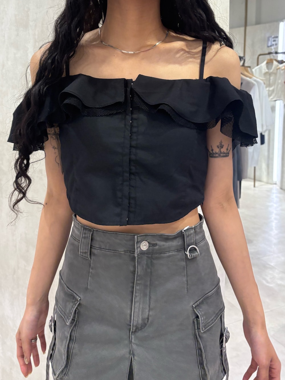 ブラック系のシャツ/ブラウス、グレー系のその他パンツ、ブラック系のブーツを着用したレディースの夏コーディネートの4枚目の写真