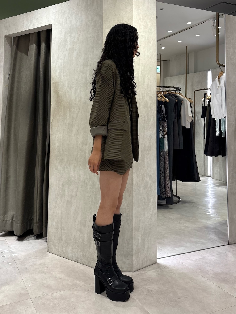 その他のその他トップス、ブラック系のTシャツ/カットソー、その他のテーラードジャケットを着用したレディースの秋コーディネートの2枚目の写真