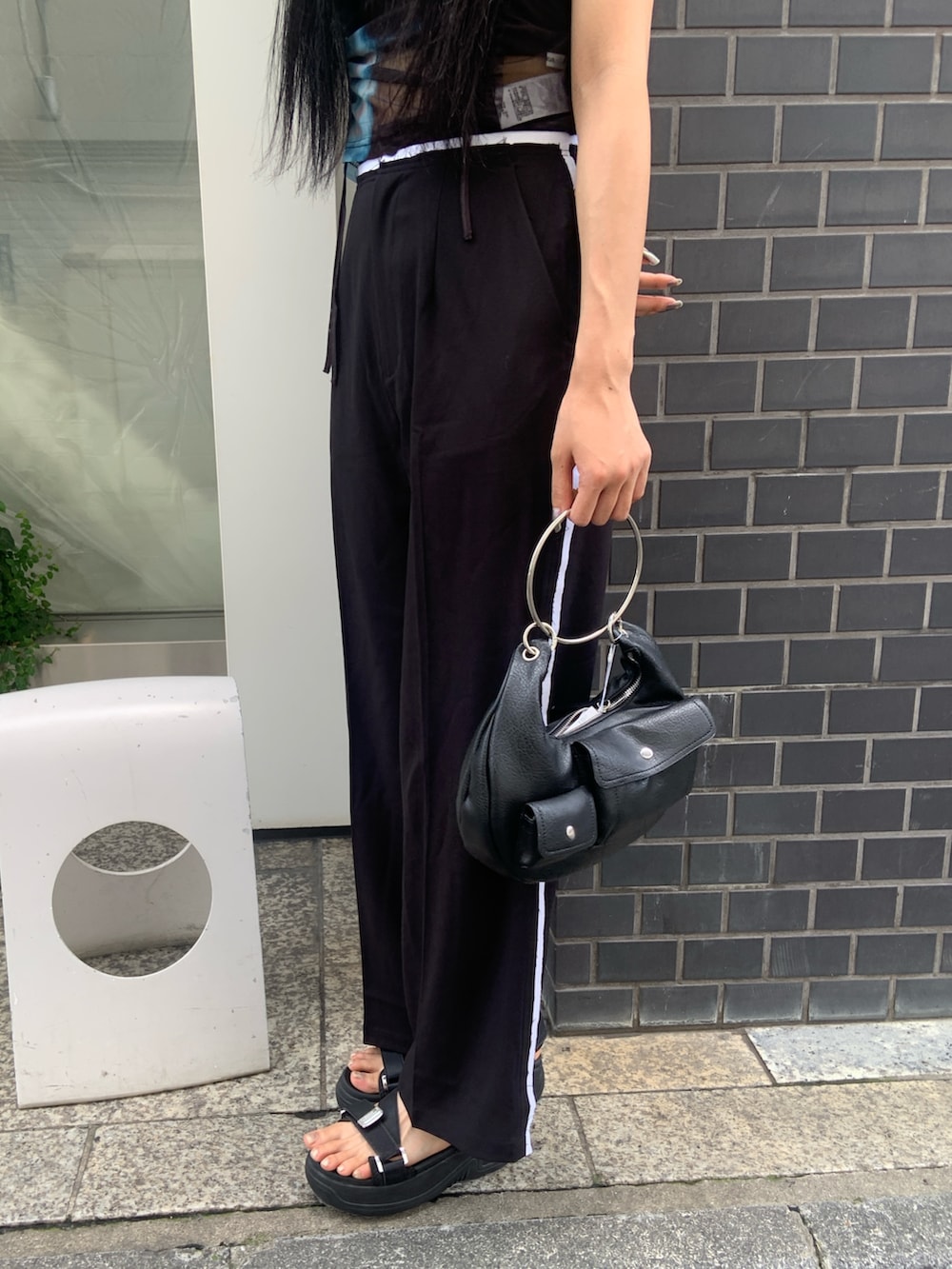 その他のTシャツ/カットソー、ブラック系のその他パンツ、ブラック系のサンダルを着用したレディースの夏コーディネートの7枚目の写真