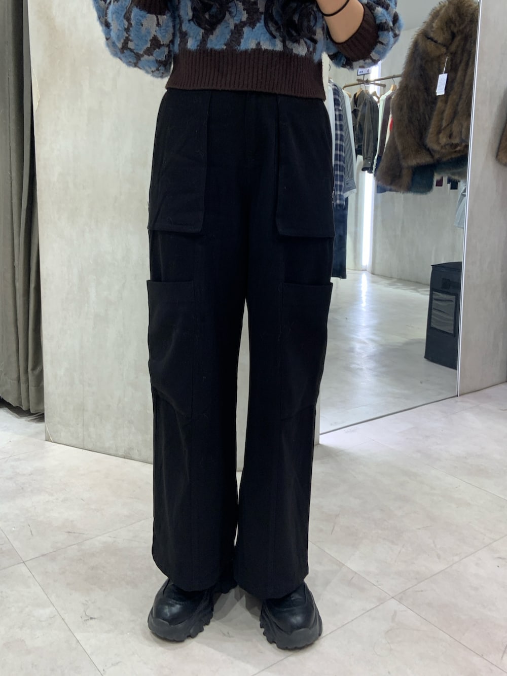 ブラウン系のニット/セーター、ブラック系のカーゴパンツを着用したレディースの秋コーディネートの5枚目の写真