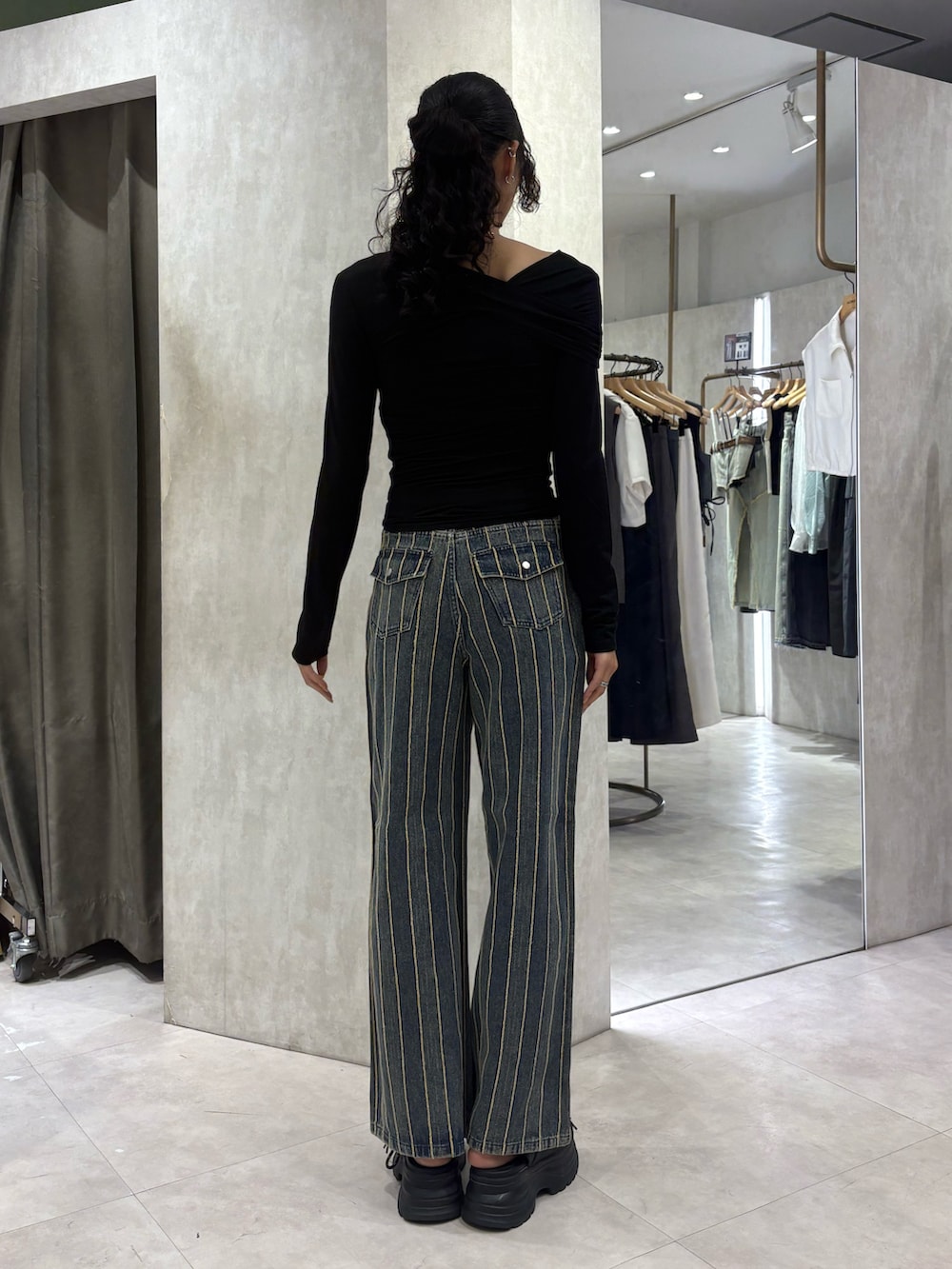 ブラック系のTシャツ/カットソー、ブルー系のデニムパンツ、ブラック系のサンダルを着用したレディースの夏コーディネートの3枚目の写真