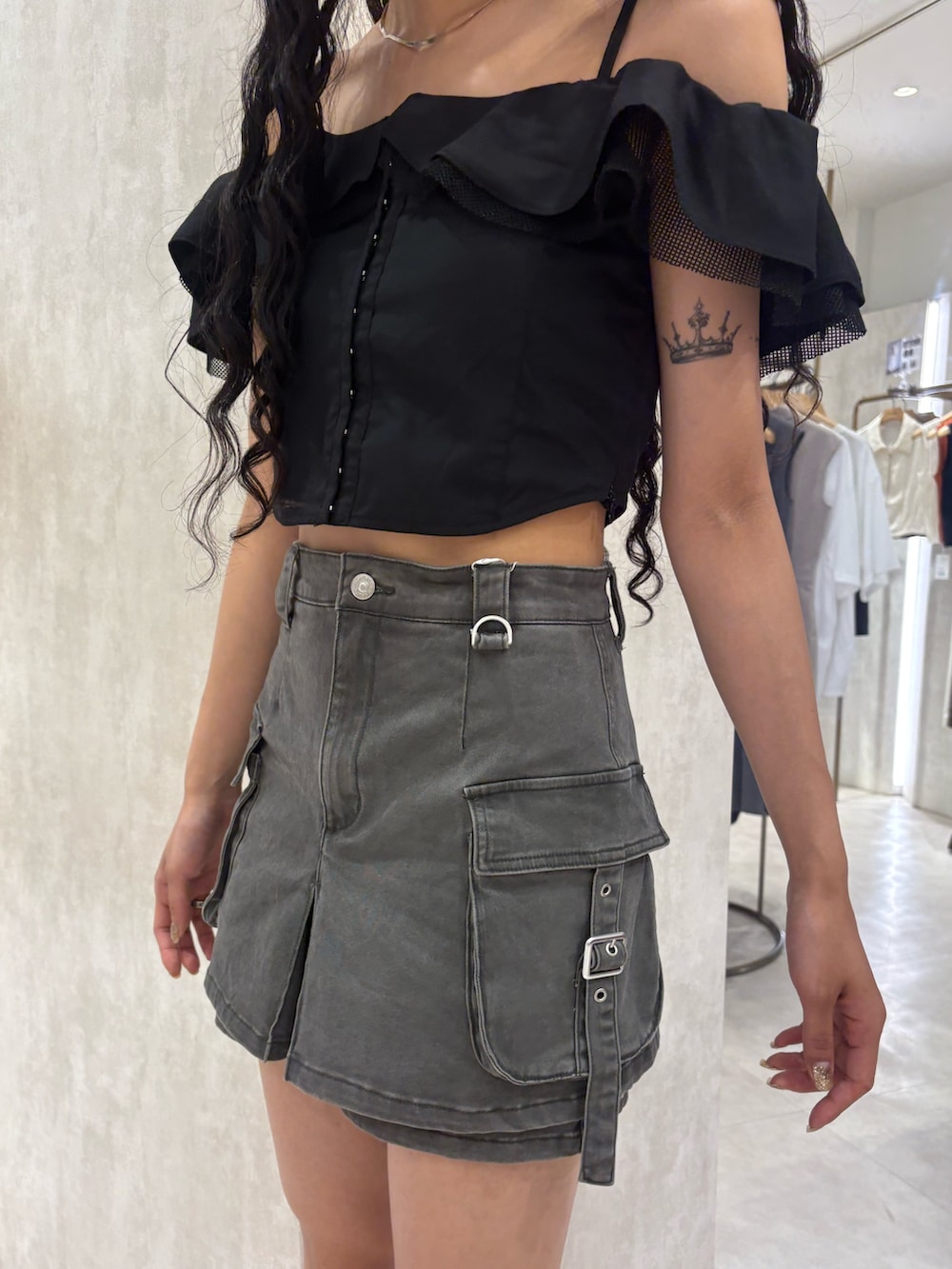 ブラック系のシャツ/ブラウス、グレー系のその他パンツ、ブラック系のブーツを着用したレディースの夏コーディネートの5枚目の写真