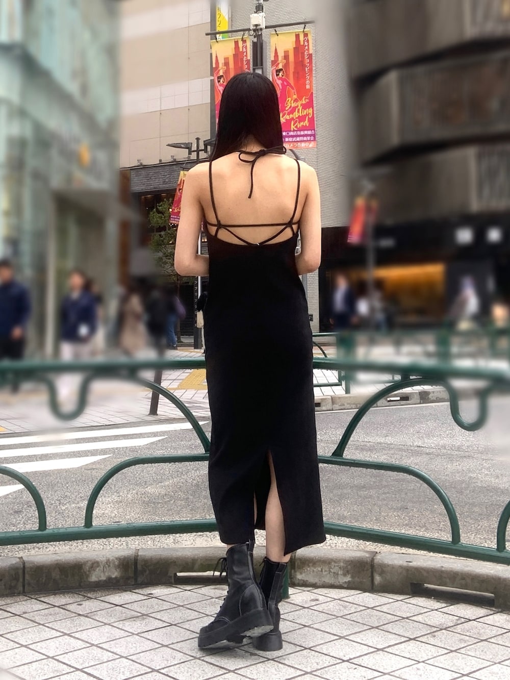 グリーン系のシャツ/ブラウス、ブラック系のワンピース、ブラック系のブーツを着用したレディースの春コーディネートの4枚目の写真