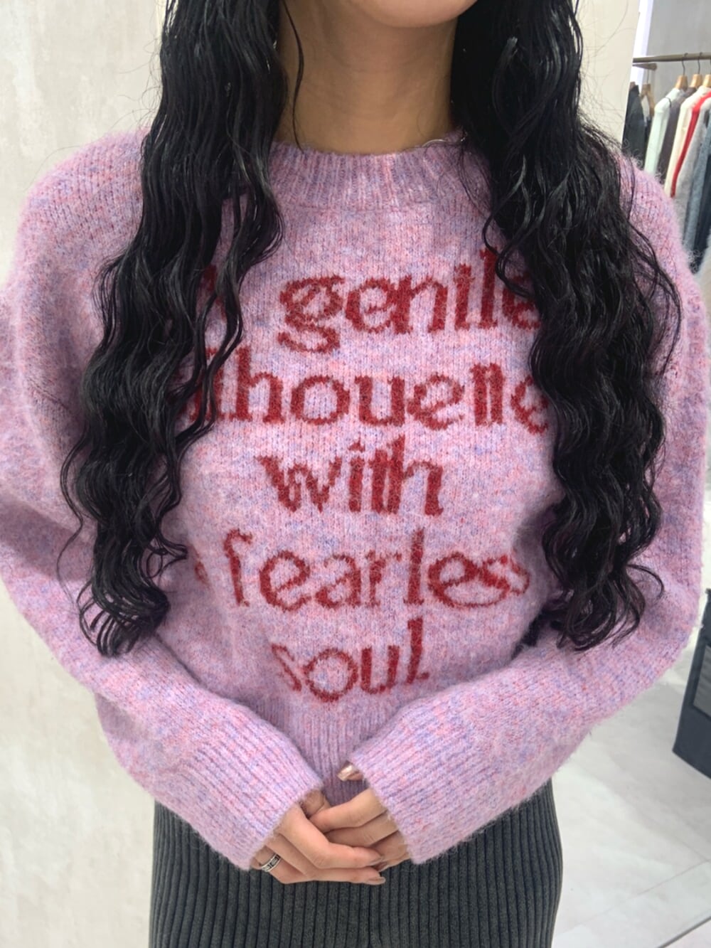 ブラック系のブーツ、ブラック系のカーゴパンツ、ピンク系のニット/セーターを着用したレディースの秋コーディネートの4枚目の写真