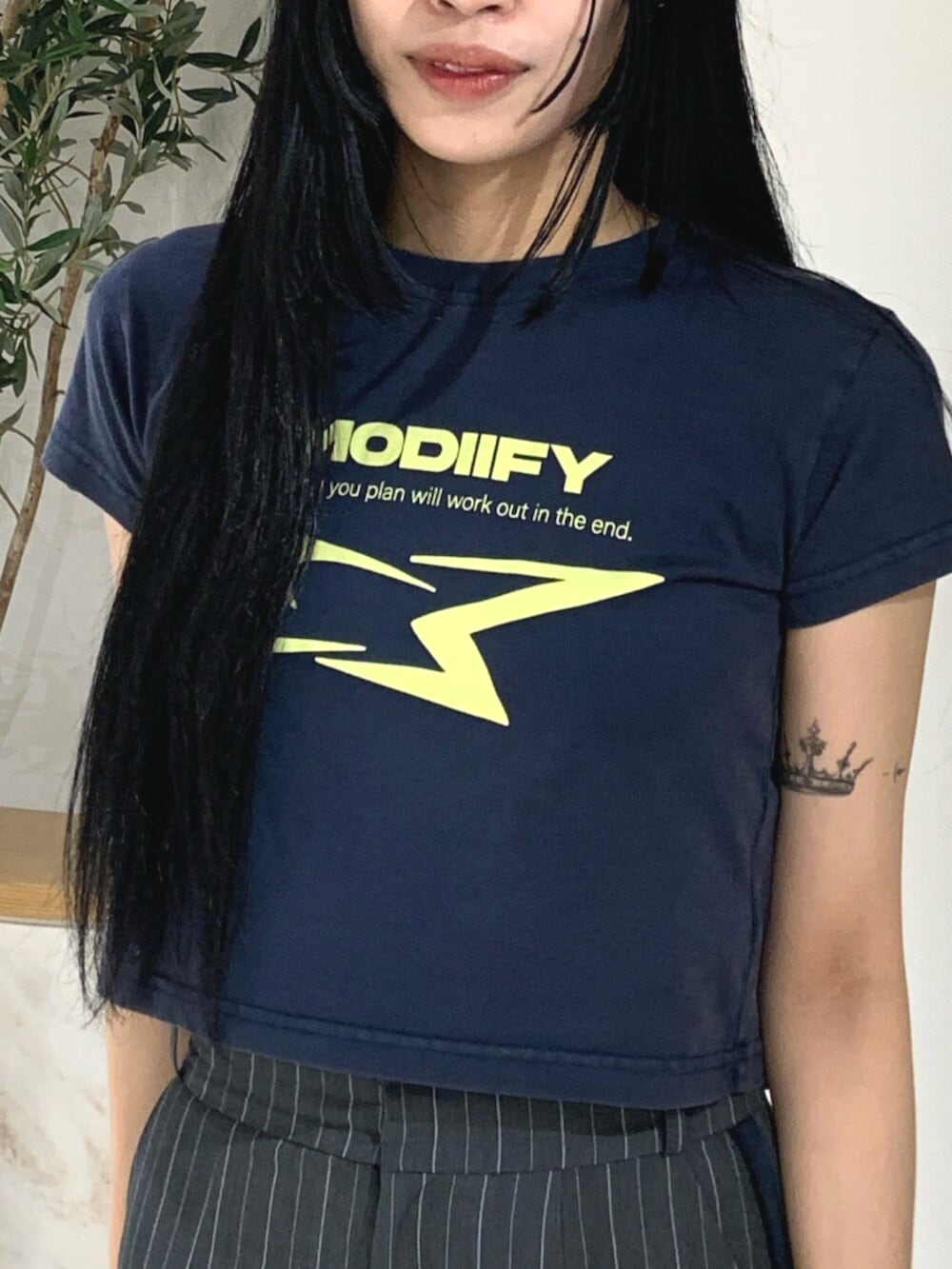 ブルー系のTシャツ/カットソー、ブラック系のデニムパンツ、ブラック系のスニーカーを着用したレディースの春コーディネートの6枚目の写真