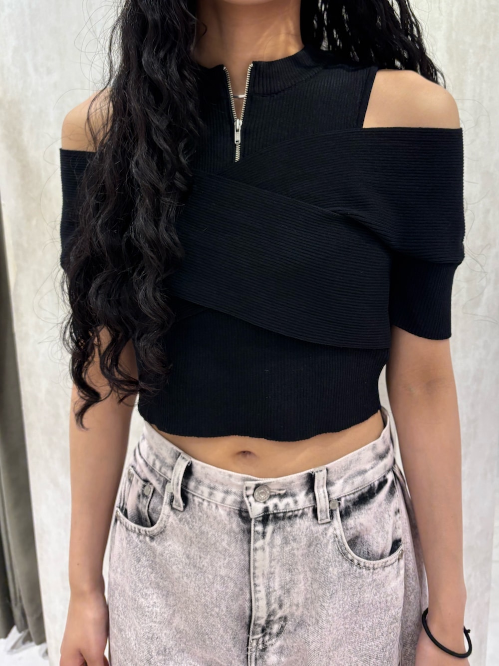 ブラック系のニット/セーター、ピンク系のデニムパンツを着用したレディースの春コーディネートの4枚目の写真