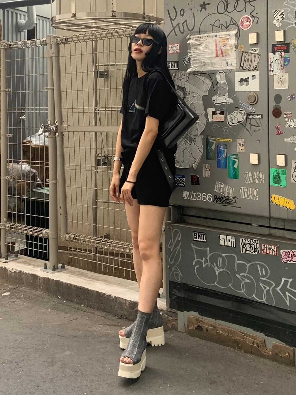 ブラック系のショルダーバッグ、ブラック系のTシャツ/カットソー、ブラック系のその他パンツを着用したレディースの夏コーディネートの4枚目の写真