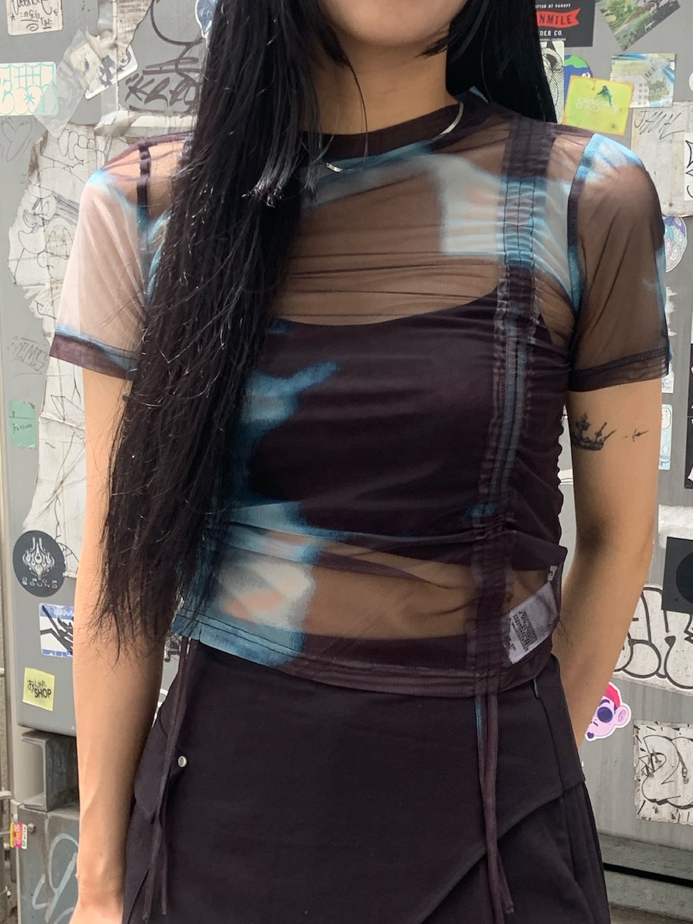 その他のTシャツ/カットソー、ブラック系のその他パンツ、ブラック系のサンダルを着用したレディースの夏コーディネートの5枚目の写真
