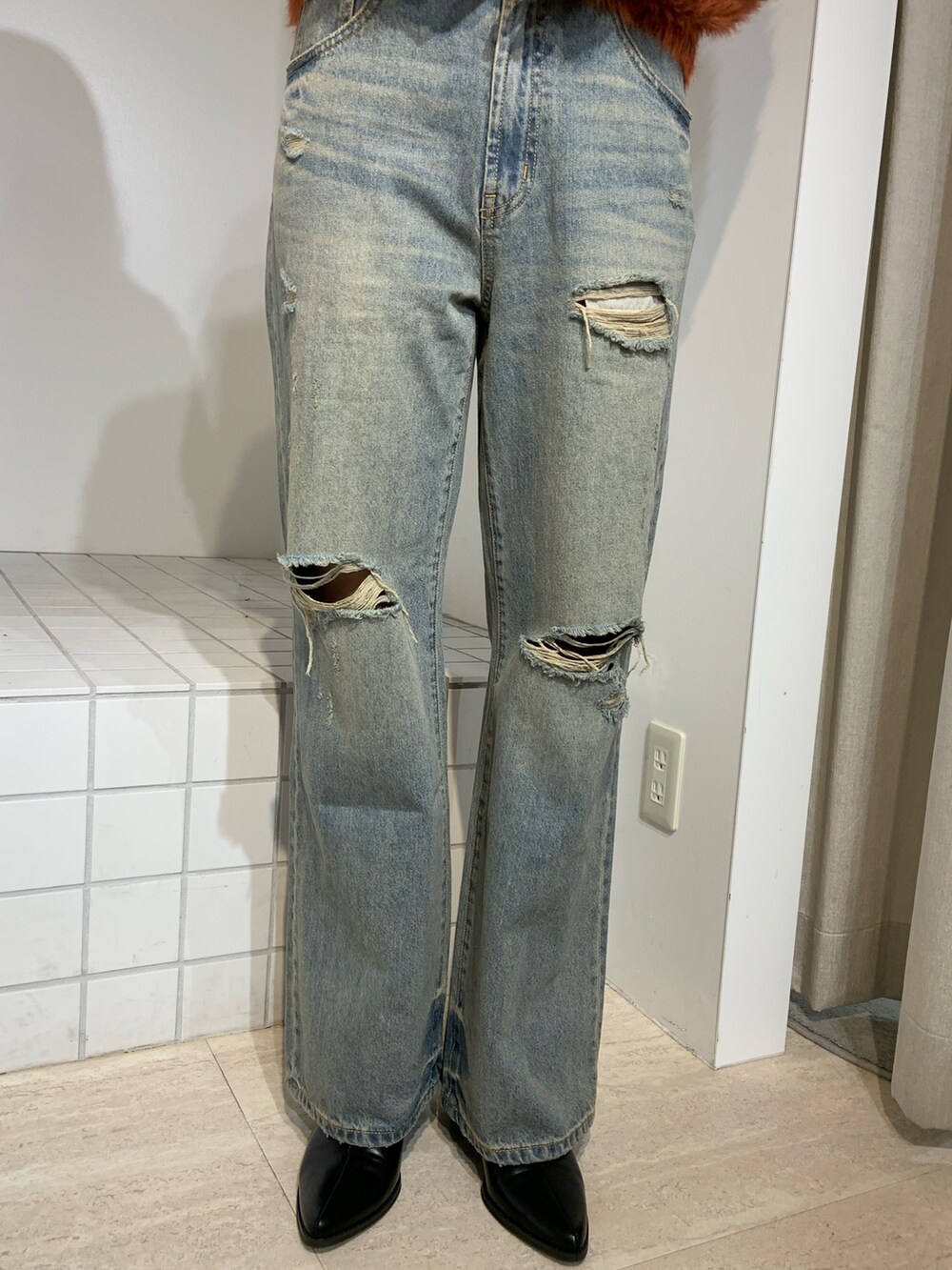 ブルー系のデニムパンツ、グリーン系のテーラードジャケットを着用したレディースの秋コーディネートの6枚目の写真