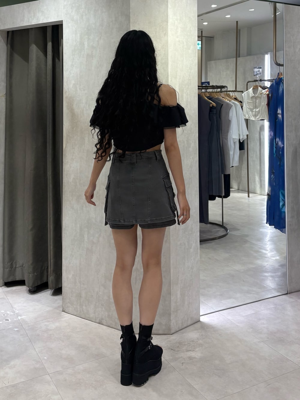 ブラック系のシャツ/ブラウス、グレー系のその他パンツ、ブラック系のブーツを着用したレディースの夏コーディネートの3枚目の写真