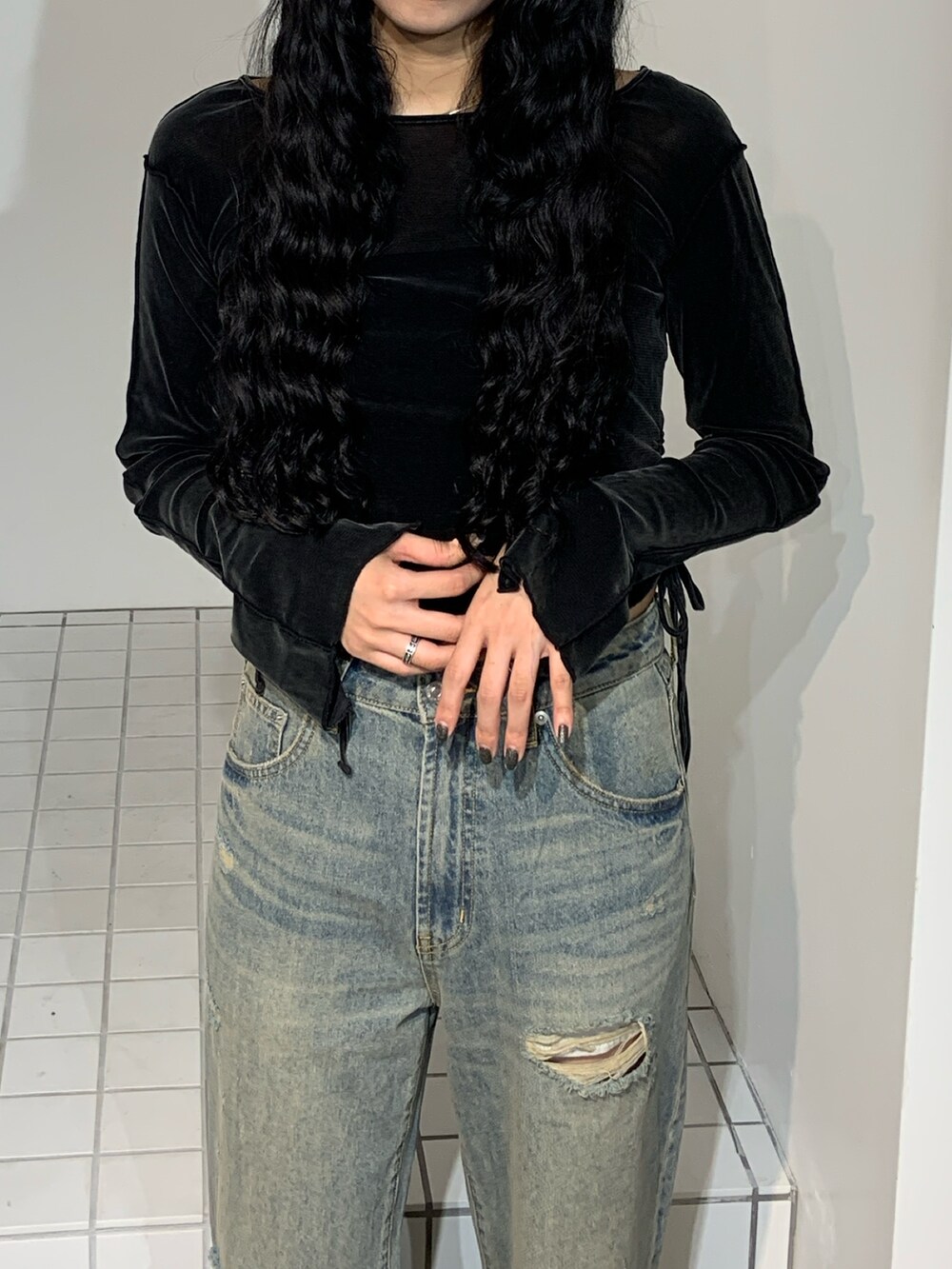 ブラック系のTシャツ/カットソー、ブルー系のデニムパンツを着用したレディースの秋コーディネートの4枚目の写真