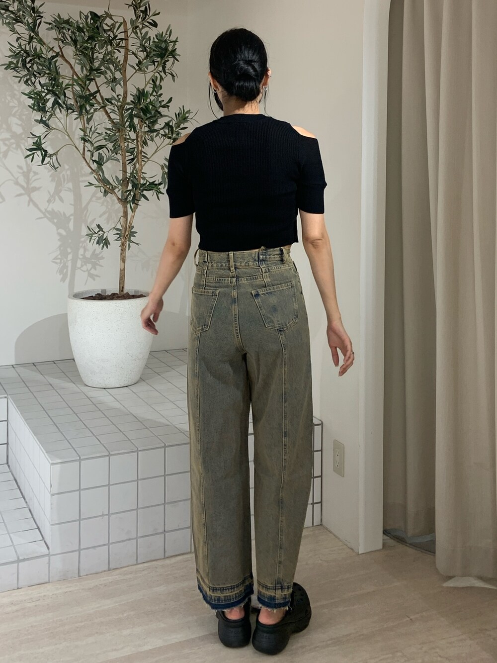 ブラック系のニット/セーター、その他のデニムパンツ、ブラック系のサンダルを着用したレディースの夏コーディネートの4枚目の写真