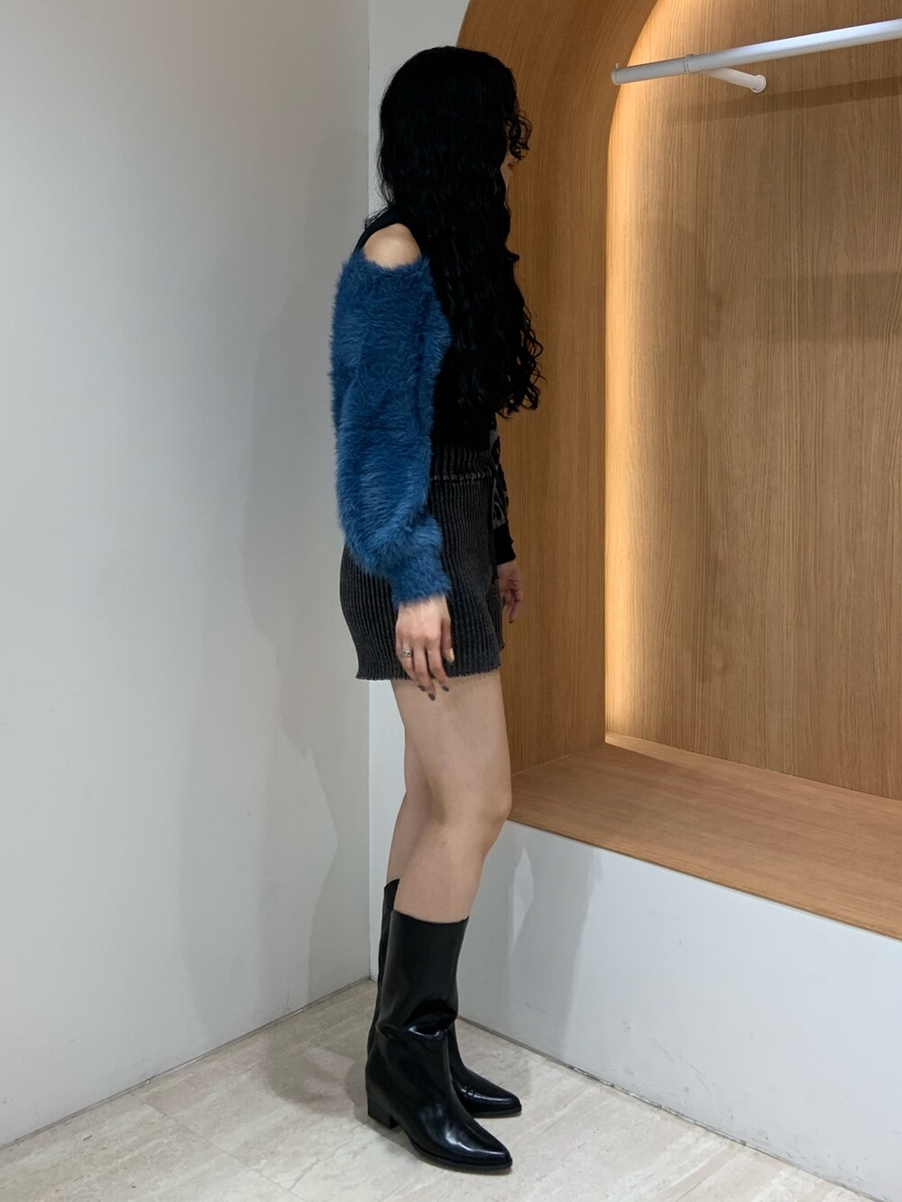 ブラック系のニット/セーター、ブラック系のその他パンツ、ブラウン系のブーツを着用したレディースの秋コーディネートの2枚目の写真
