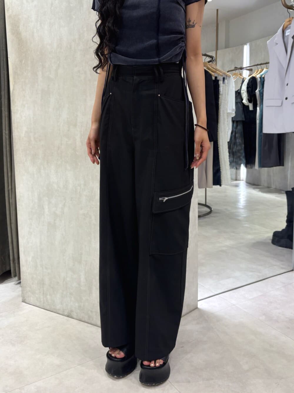 ブラック系のスラックス、ブラック系のサンダル、ブルー系のTシャツ/カットソーを着用したレディースの春コーディネートの5枚目の写真