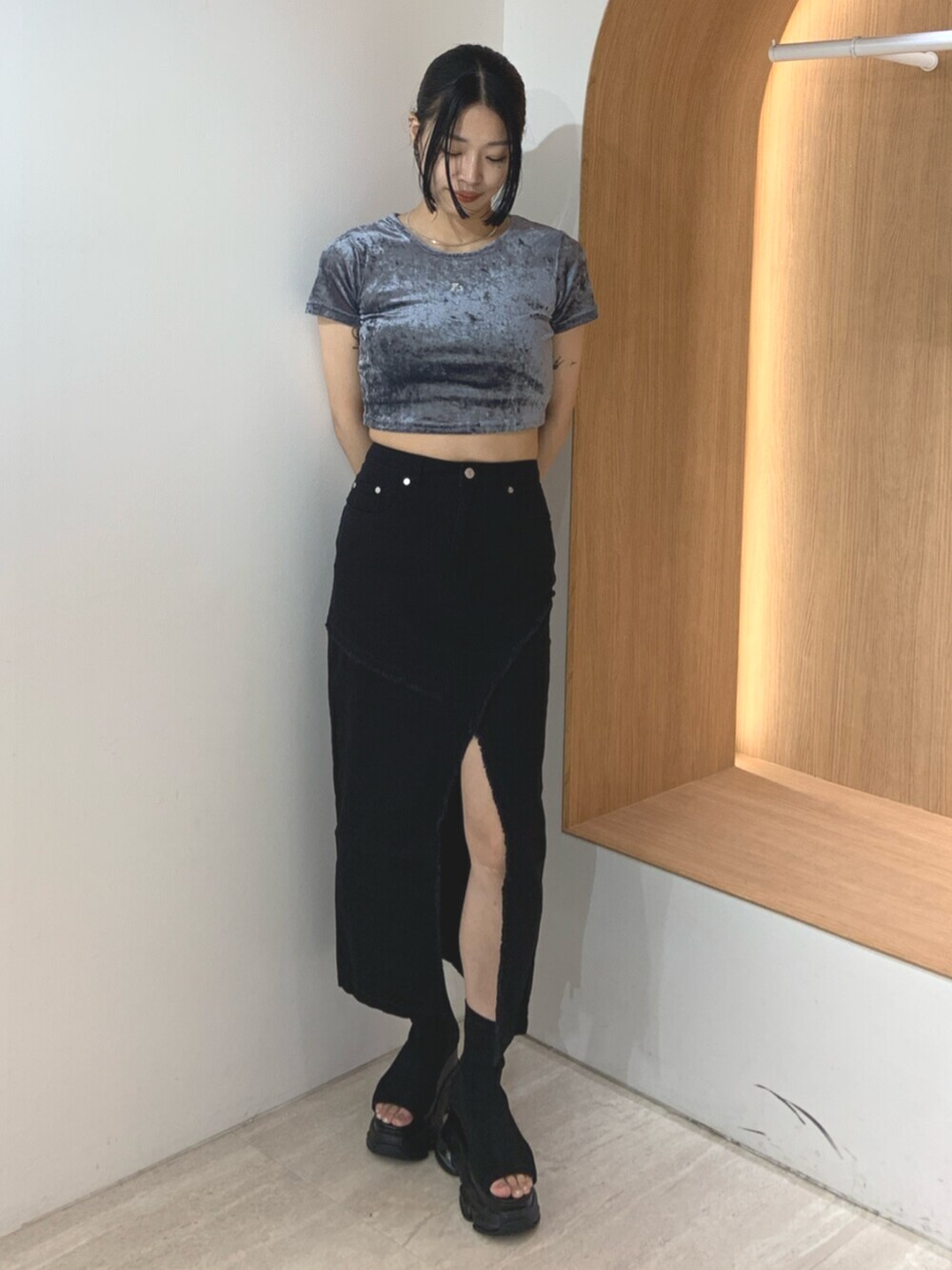 ブラック系のサンダル、ブラック系のデニムスカート、ブルー系のTシャツ/カットソーを着用したレディースの夏コーディネートの2枚目の写真
