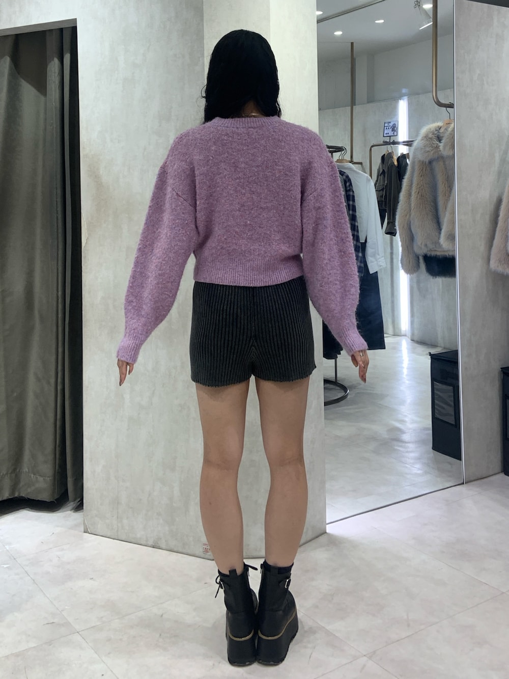 ピンク系のニット/セーター、ブルー系のその他パンツ、ブラック系のブーツを着用したレディースの秋コーディネートの3枚目の写真