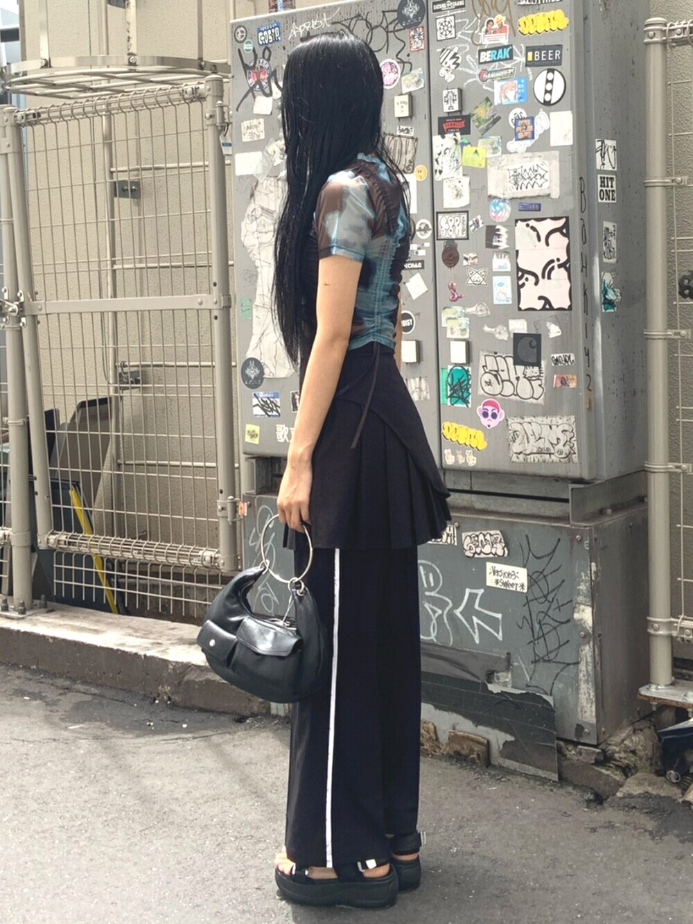 ブラック系のサンダル、その他のTシャツ/カットソー、ブラック系のスカートを着用したレディースの夏コーディネートの3枚目の写真