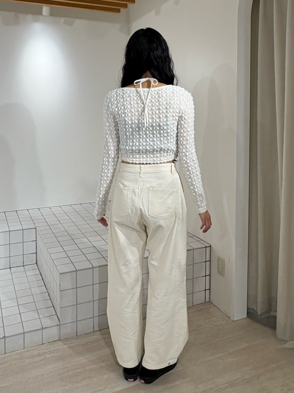 ホワイト系のTシャツ/カットソー、ホワイト系のデニムパンツを着用したレディースの冬コーディネートの3枚目の写真