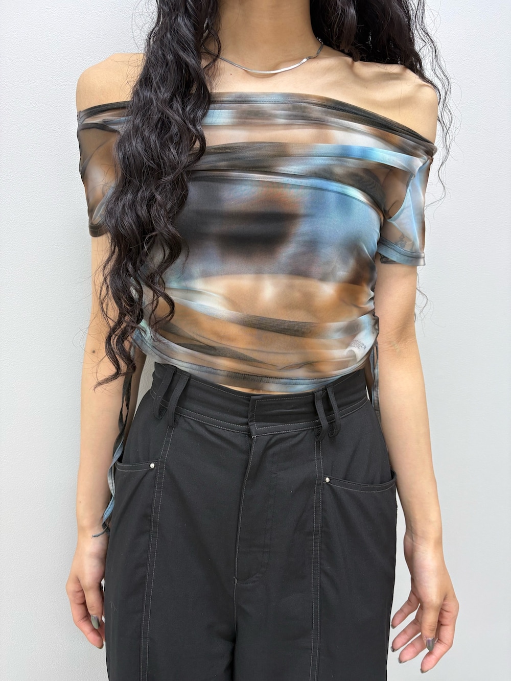 ブルー系のTシャツ/カットソー、ブラック系のスラックス、グリーン系のサンダルを着用したレディースの春コーディネートの4枚目の写真
