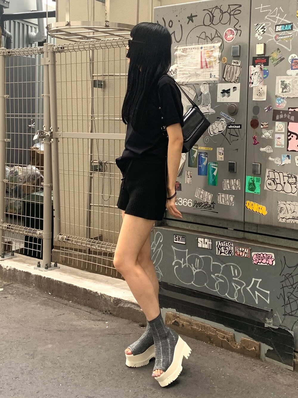 ブラック系のショルダーバッグ、ブラック系のTシャツ/カットソー、ブラック系のその他パンツを着用したレディースの夏コーディネートの2枚目の写真