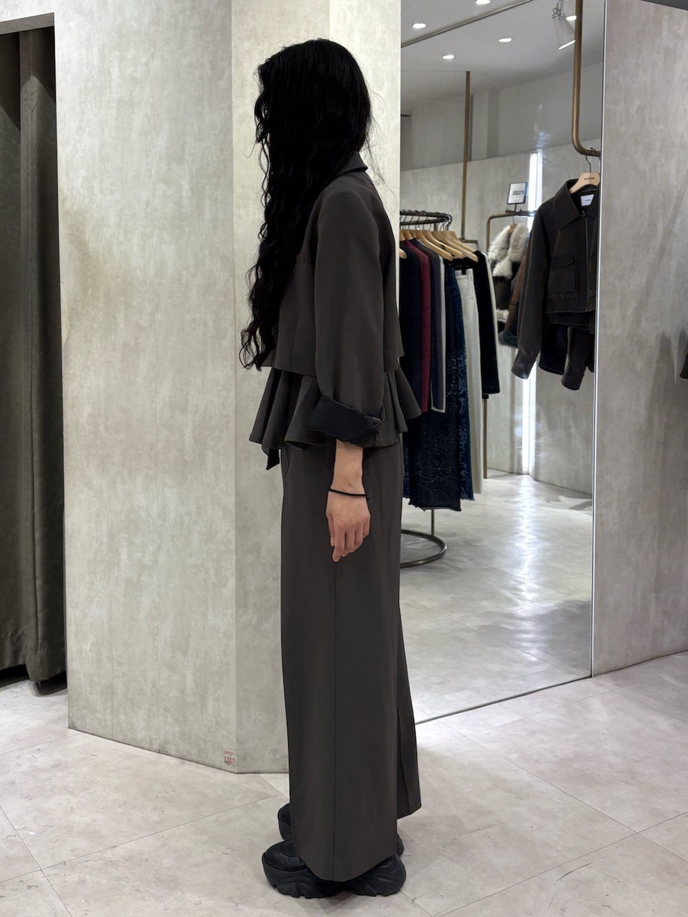 グレー系のテーラードジャケット、グレー系のその他トップス、グレー系のスラックスを着用したレディースの冬コーディネートの2枚目の写真